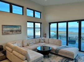 Saratoga Serenity at THE BEACH HOUSE, apartemen di Campbell River