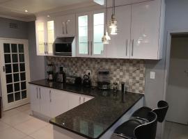 3BD Aerodeluxe Home with s/pool near airport, hotell i Kempton Park