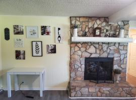 Private Single Level Standalone House Large Lot - 3 Bedrooms, hotel in Charlotte