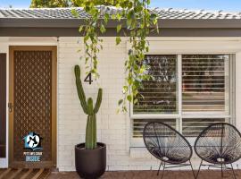 Hampton's Style Holiday Retreat - close to the beach!, ξενοδοχείο σε Encounter Bay