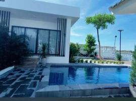 Riverfront villa & pool kampot, hotel u gradu Kampot