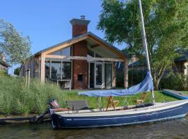 Modern bungalow with an outdoor fireplace by the water, hotel with parking in Akkrum
