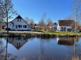 Spacious home with a garden near the Langweerder Wielen, hotel in Sint Nicolaasga