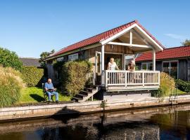 The cosy furnished chalet is located directly by the water – domek górski w Grou