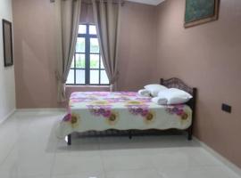Yasmeen Studio Roomstay Kijal - Room 2 - FOR TWO PERSON ISLAM GUEST ONLY, ваканционна къща в Кижал