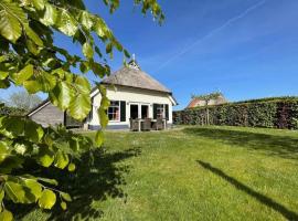 Country house with a terrace near the Langweerder Wielen, hotel v mestu Sint Nicolaasga