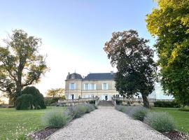 Chateau Carbonneau, hotel na may parking sa Pessac-sur-Dordogne