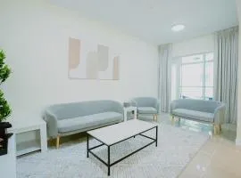 CitiHome - Contemporary 1BR with Dubai Marina Glimpse