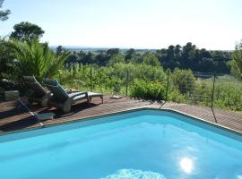 Chalet, quiet, with view and pool (at summertime), hotel din Ventenac-Cabardès