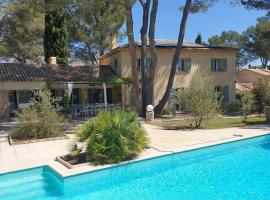 Bastide avec grande piscine face à Sainte Victoire，盧賽的飯店