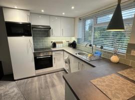 modern 1 bed apartment with car parking, apartment in Bitton