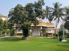 Chandan Villa - The Luxury Private Villa, hytte i Surat