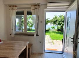 Apartment with SeaView and Garden for 6, къща за гости в Порторож