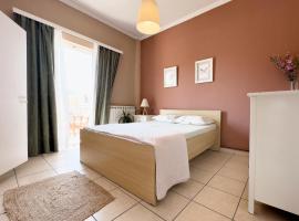 Spacious & Bright flat with balcony, hotel din Laurium