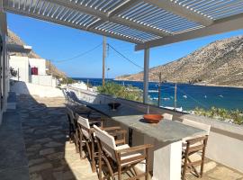 Renovated traditional family house in Sifnos, khách sạn ở Kamarai