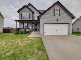 Family-Friendly Clarksville Home with Fire Pit!, villa in Oak Grove