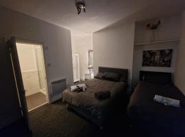 Liverpool city 5 bed house sleeps 12, хотел в Ливърпул