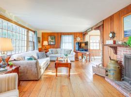 Cozy Cape Cottage with Private Dock on Bass River, villa in West Dennis