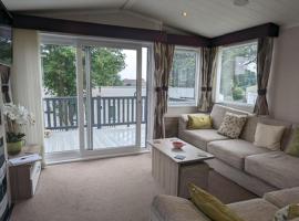 BEAUTIFUL LODGE on SHOREFIELD Country Park on edge of New Forest ENTERTAINMENT AND LEISURE PASSES INCLUDED, парк-готель у місті Мілфорд-он-Сі