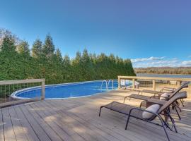 Decatur Oasis - Private Pool, Hot Tub and Deck!, villa i Decatur
