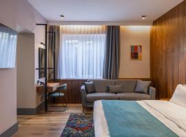 Hotel Square by MARGO: Priştine'de bir otel