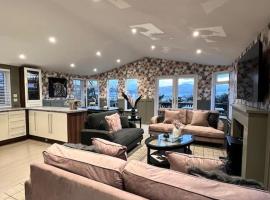 Luxury Lodge With Hot Tub In Royal Deeside, rumah kotej di Strachan