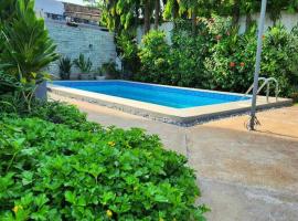 Escapade dans un jardin avec piscine, hotel in Lomé