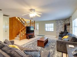 10 Mi to Lake Sumter Home with Deck in Summerfield, hotel v destinaci Summerfield