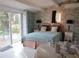 Chambre Bed and Breakfast dans villa, B&B in Antibes