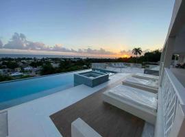 Luxury 4 Bed Villa in Barbados with amazing views，布里奇敦的飯店