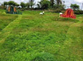 Cosy Glamping Pod Glamping in St Austell Cornwall, mökki kohteessa Lanivet