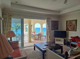 Queen Angel Suite. Stunning Apartment on Grafton Beach with Direct Beach Access，Black Rock的公寓