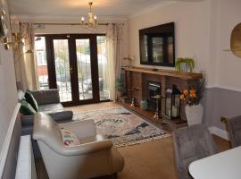 Cozy, modern, spacious 4 bedroom house in london, hotel with parking in Romford