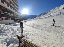 Studio Cosy-Aux pieds des pistes-2100 m, hotel with parking in Aime-La Plagne