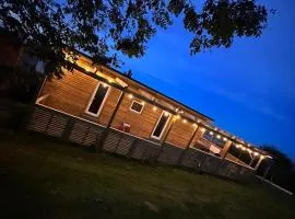 Tracey’s Hideaway - with hot tub & amazing views