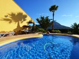 Casa Rural Planet，Bolulla的附設泳池的飯店