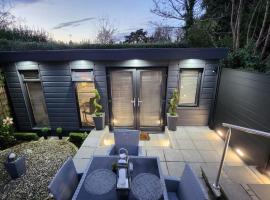 Breda Lodge Cosy Studio Space, cabin in Belfast