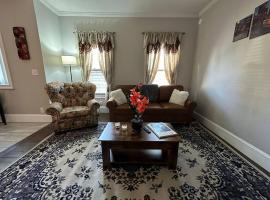 Spacious and Cozy- near T-station-Quiet Neighborhood!, hotel in Malden