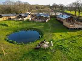 Jungle Book Safari Tent, hotel with jacuzzis in Tenby