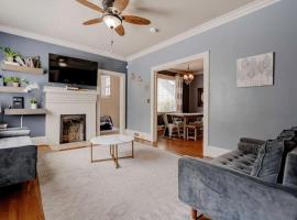 Walk to USC Devine Street - Cool Blue Bungalow, hotel in Columbia