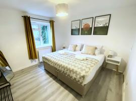 Home in Farnborough with Free Parking, Wifi & Netflix, hótel með bílastæði í Farnborough