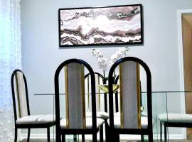 Cozy 3 Bedrooms and 2 baths in Olathe sleeps 8., căsuță din Olathe