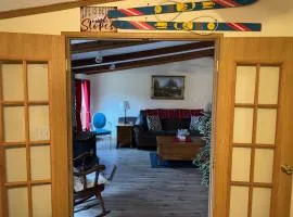 15 miles to Windham Mountain ! King Bed, Game Room, OutDoor Patio