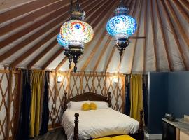 The Mystic Yurt at Nomad Yurts, hotel with parking in Big Water