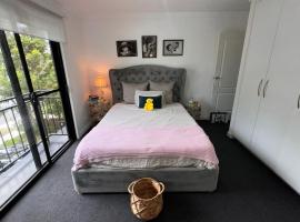 BED AND BREAKFAST, hotel med parkering i Caringbah