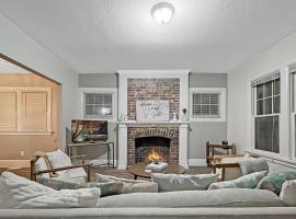 Chic 2BR Duplex Free Parking near Hospitals, seoska kuća u gradu Des Moines