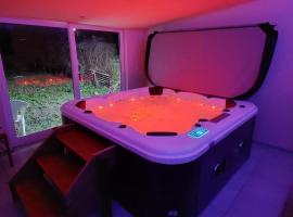 Maison bord de Marne pour 10 personnes avec jacuzzi, hotel in Chalons en Champagne