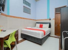 RedDoorz Syariah near Alun-Alun Bojonegoro, hotel na may parking sa Bojonegoro