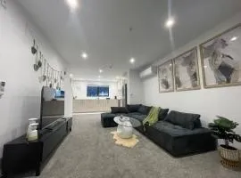 Luxury CBD 2 Bed Near Riverside Market Free Parking!