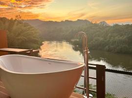 Kwainoy Riverpark, hotel with hot tubs in Sai Yok